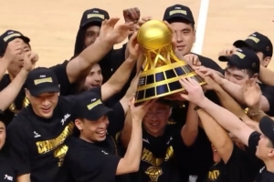 榮耀瞬間！香港金牛3-1戰(zhàn)勝長沙勇勝 球隊捧杯慶祝奪冠