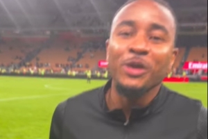 被問是否還有氣球，恩昆庫從球襪里掏出來并回答：我一直都等著用