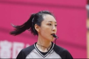 又美又颯！全國女籃錦標(biāo)賽的女裁判王陽成賽場上另一道靚麗的風(fēng)景