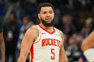 TA名記：范弗里特是在迷你訓(xùn)練營(yíng)中被撞到膝蓋而受傷的