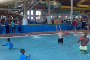 球滑影響手感！謝潑德&奧科吉泳池PK投籃 募集善款10000萬美元