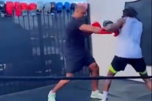 這回范喬丹沒法陪你了！火箭主帥烏度卡進(jìn)行拳擊訓(xùn)練