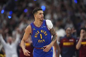 波特：我的肩傷本來要恢復3-4個月 季后賽我是在用一只胳膊打球