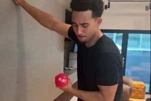 早日康復！受傷前麥凱恩社媒曬自己拿3公斤啞鈴做彎舉的搞笑視頻