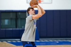 期待新賽季表現(xiàn)！獨(dú)行俠官方曬球隊(duì)訓(xùn)練照：狀元弗拉格在列