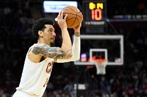 鐵林：完全接受空位3分 但轉(zhuǎn)換中直接扔不該扔的3分讓比賽像野球