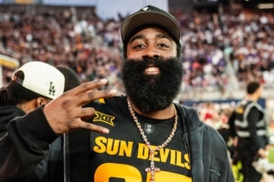 哈登回母?？撮蠙烨蛸悾‰x譜的是他還閃現(xiàn)接近同時(shí)開打的WNBA比賽