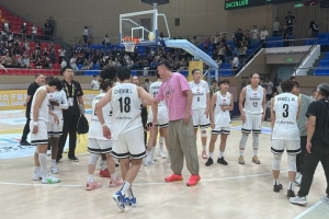 殺進FIBA亞洲女籃聯(lián)賽決賽！杜鋒賽后跟廣東女籃全隊致意