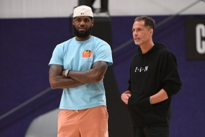 隊記：我問佩林卡假如明年老詹想跟湖人續(xù)約？他避談續(xù)約只說退役