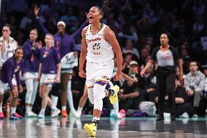 關(guān)鍵搶斷制勝！艾莉莎-托馬斯18中9砍21分9板8助4斷2帽 正負(fù)值+12