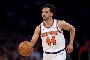 邁克-布朗：沙梅特在全場(chǎng)攻防的推進(jìn)速度&快攻奔襲做得很棒