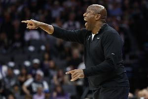 邁克-布朗：能接受每場(chǎng)投40+三分 攻防節(jié)奏和空間戰(zhàn)術(shù)能創(chuàng)造三分