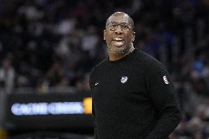 布倫森：邁克-布朗在攻防兩端會(huì)清晰溝通 讓球員各司其職