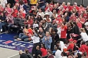 WNBA季后賽半決賽狂熱VS王牌 奧比-托平等多位步行者球員現(xiàn)場觀戰(zhàn)