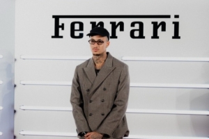 這局有點(diǎn)高端了！庫(kù)茲馬出席法拉利SS26時(shí)裝秀！