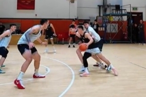 山東男籃曬訓(xùn)練視頻：新的一天 淘汰舊的自己 汗水在前 榮耀在后