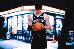 曾凡博曬身穿籃網(wǎng)球衣照：由衷感謝大家 我會去全力追趕這個夏天