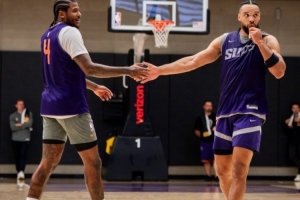 新賽季能走多遠(yuǎn)？太陽(yáng)曬訓(xùn)練照：杰倫-格林狄龍擊掌 馬盧阿奇扣籃