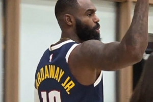 當(dāng)年他爹在掘金也穿10號(hào)！小哈達(dá)威神穿10號(hào)球衣亮相掘金媒體日