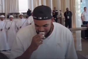 載歌載舞！尼克斯全隊(duì)抵達(dá)阿布扎比 受到當(dāng)?shù)責(zé)崃覛g迎