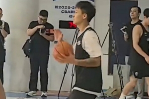 好好磨合！趙睿和北京男籃隊(duì)友配合訓(xùn)練 越來越熟悉了