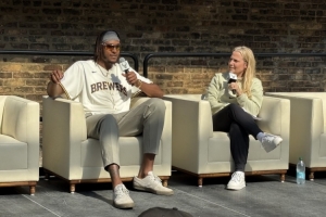 特納：字母哥現(xiàn)在是我隊(duì)友了 我們的內(nèi)線組合強(qiáng)得可怕