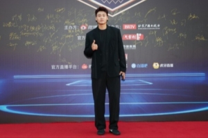 趙?，F(xiàn)身微博籃球之夜紅毯！一身黑西服帥氣登場！