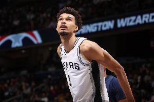 血栓問(wèn)題解決！米奇-約翰遜：文班將以完全健康的狀態(tài)參加訓(xùn)練營(yíng)