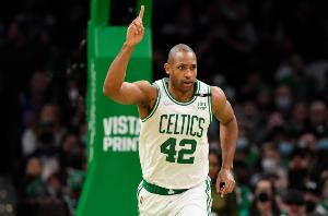 媒體人：與霍福德簽多年合同 能看出勇士最大化庫里窗口的決心！