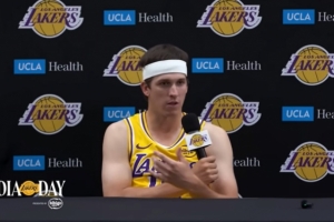 里夫斯：詹姆斯是房間里最像大孩子的人 他可能會(huì)再打個(gè)10年！