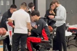 期待開拓者媒體日！楊瀚森早早到場(chǎng)館為籃球與球衣簽名