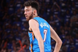 將總冠軍獎杯帶回家鄉(xiāng)？切特：想讓孩子看到希望 這是有可能的