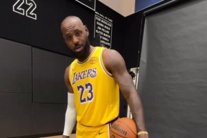 致敬父子同臺(tái)！詹姆斯媒體日上腳詹23代球鞋新款配色