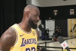 詹姆斯：我不擔(dān)心合同問題 還能有合同打我愛的比賽我就很榮幸了