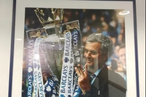 3座英超冠軍！斯坦福橋發(fā)布廳掛的這3張照片，令穆里尼奧點(diǎn)名稱贊