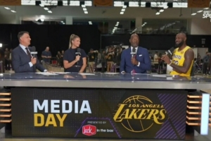 湖人記者問詹姆斯明年媒體日能否再見面？詹姆斯笑答：也許吧