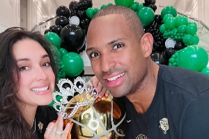 ??霍福德老婆：多米尼加首位環(huán)球小姐 身高188才貌雙全