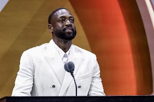 韋德：新賽季媒體日對于球員來說就是穿上新衣服拍拍照&聊聊天