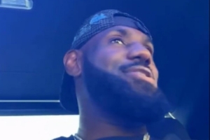 詹姆斯車上一展歌喉！配文：我追求的就是干大事 就這么簡單