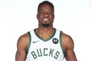 重返雄鹿！字母哥哥在社媒曬出定妝照：生涯第十三個篇章