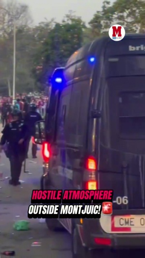 賽前火藥味！巴薩、巴黎球迷場外大規(guī)模沖突，警察出動維持秩序