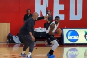 加速恢復(fù)中！歐文現(xiàn)身溫哥華訓(xùn)練營(yíng) 沉浸式感受近期投籃訓(xùn)練