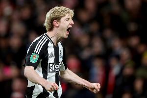 戈登成第三位歐冠單場(chǎng)進(jìn)倆點(diǎn)球的英格蘭球員，另兩位是魯尼和凱恩