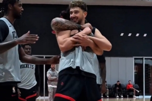 哈哈！申京隔扣&顏射亞當(dāng)斯后被后者鎖喉 社媒曬照挑釁：就隔扣你