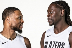 風(fēng)格真的很搭！美媒曬利拉德霍勒迪媒體日合影：要是18年不敢想