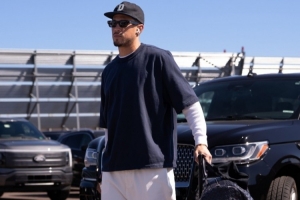 季前賽對(duì)陣湖人！太陽(yáng)曬登機(jī)照：布克帥氣亮相 馬威橙色短褲亮眼