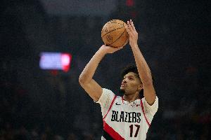 霍勒迪：夏普的表現(xiàn)驚到我了 他真的很猛&一直在壓制我