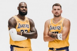 詹姆斯曬20張照片開啟生涯第23賽季：榮耀時刻 盡情享受????