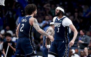 萊夫利：濃眉表現(xiàn)不可思議 他能防守任何人在場(chǎng)上無(wú)所不能