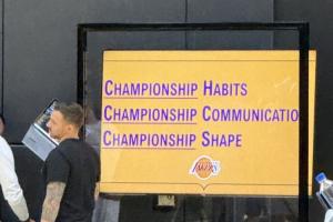 隊(duì)記曬湖人訓(xùn)練營(yíng)場(chǎng)邊標(biāo)語(yǔ)：冠軍習(xí)慣 冠軍溝通 冠軍狀態(tài)